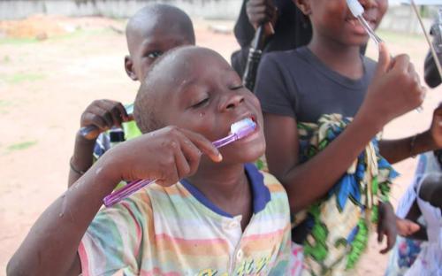 "Sonrisas para Caparan" en el día mundial de la salud Oral 